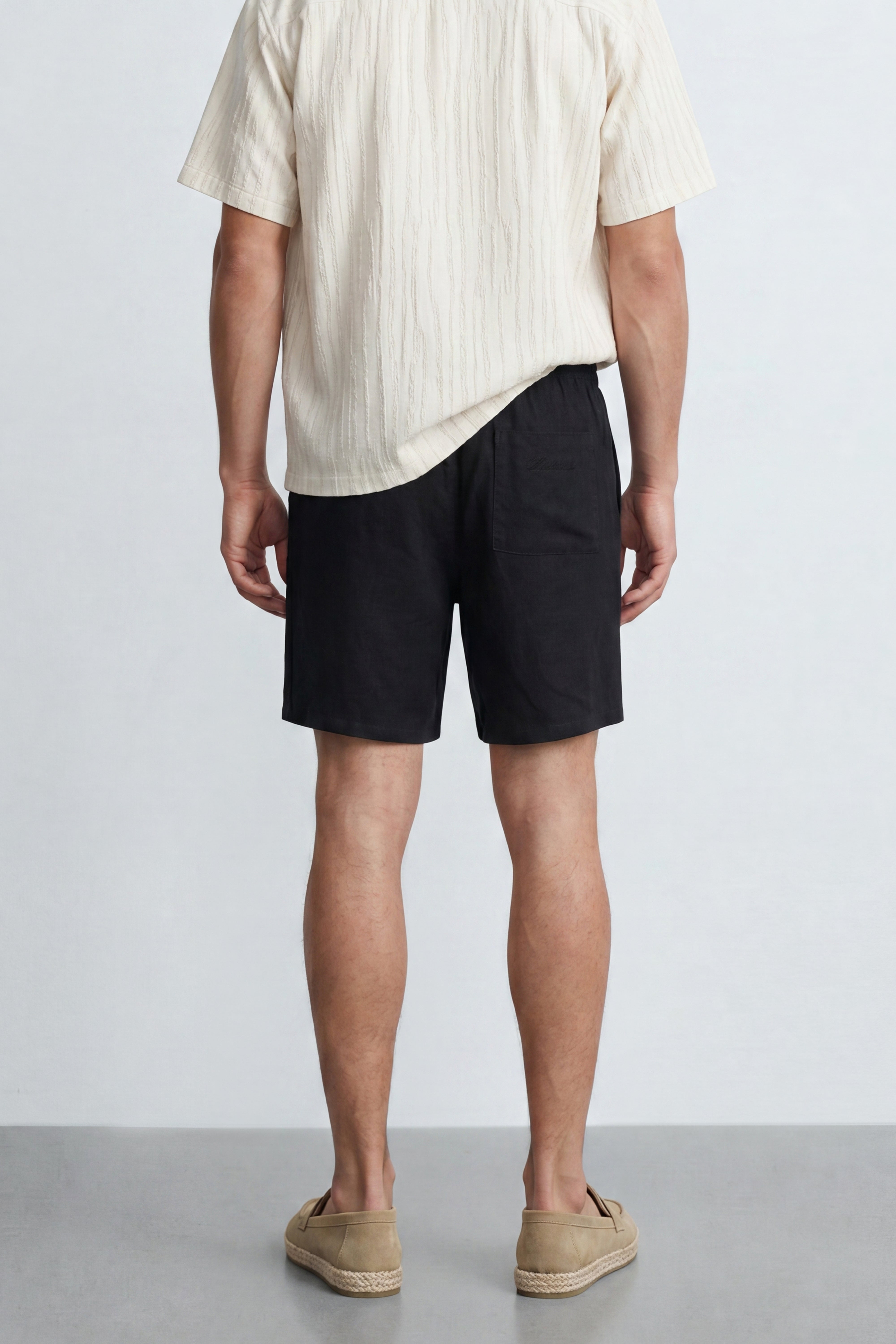 Relaxed Linen Bermuda.