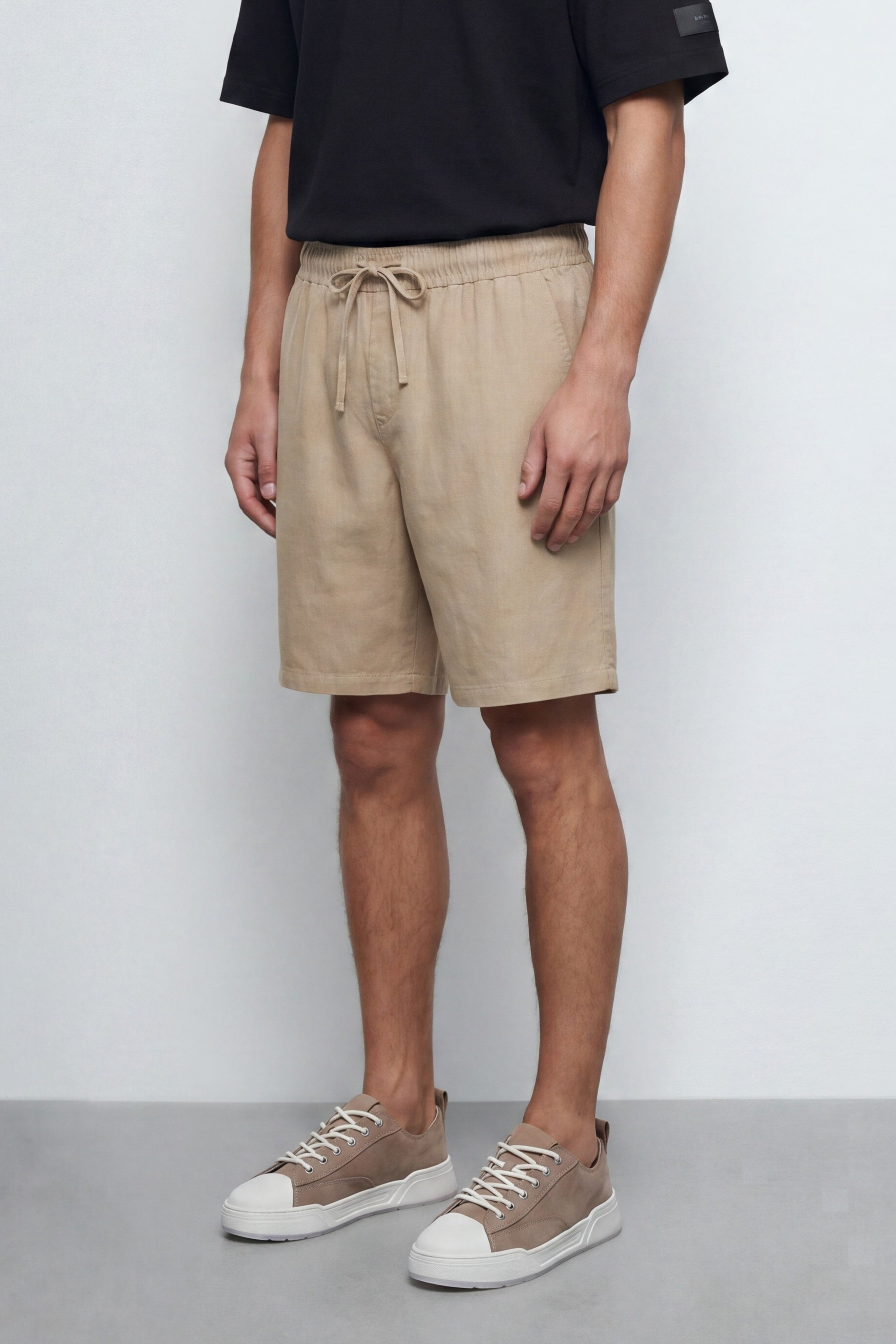 Relaxed Linen Bermuda.