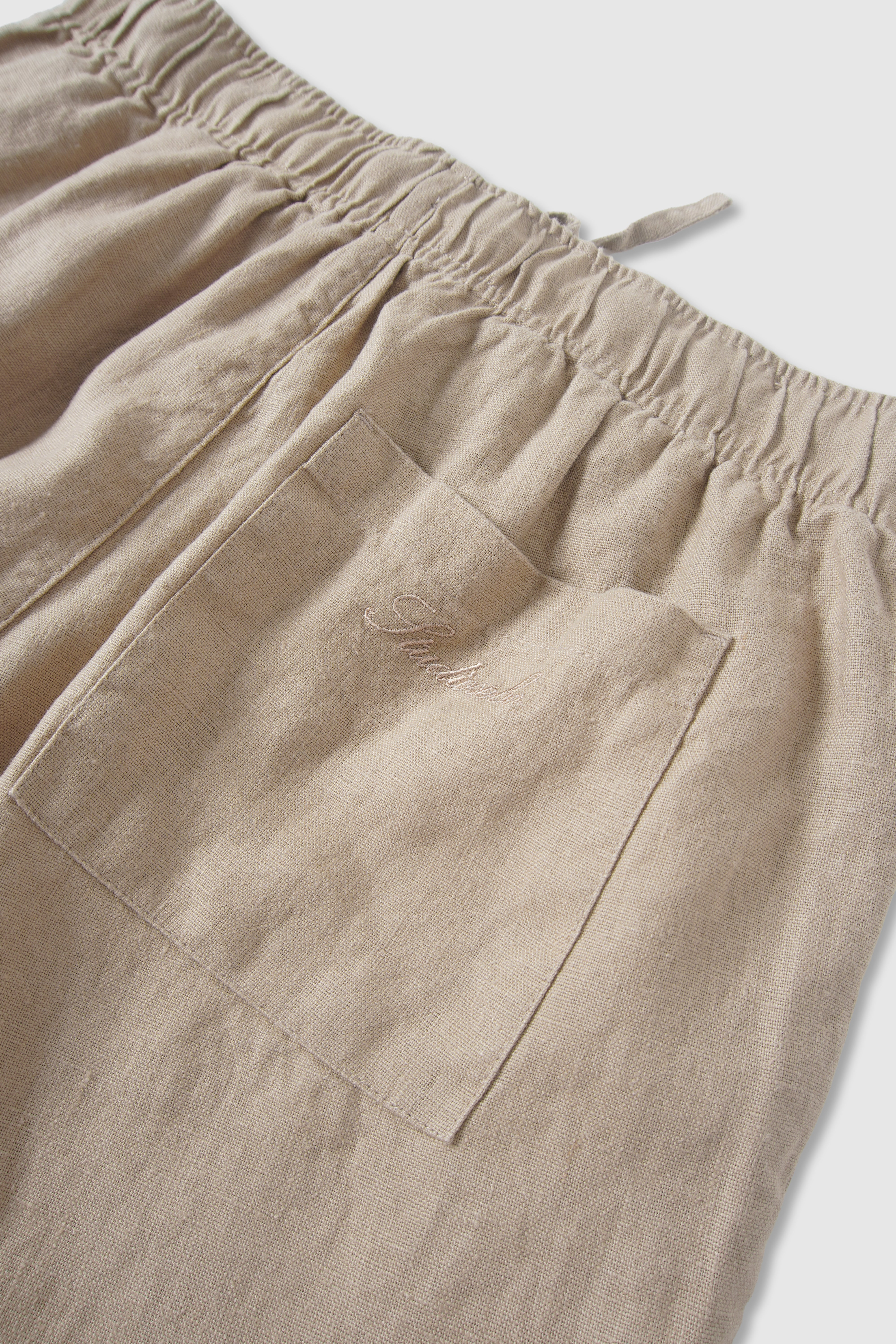 Relaxed Linen Bermuda.